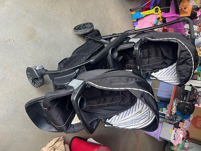 🚨 GARAGE SALE! 🚨 photo