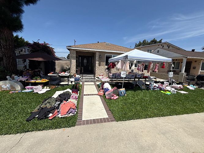 🏡 HUGE FAMILY GARAGE SALE! 🧸👗👟 cover