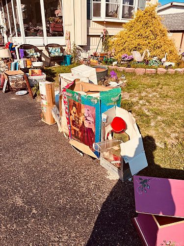 Multifamily yard sale photo