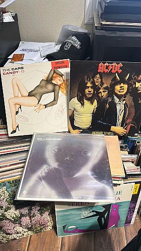 Community Yard Sales this weekend 10/3 & 10/4 - 1000s of lp records & more!