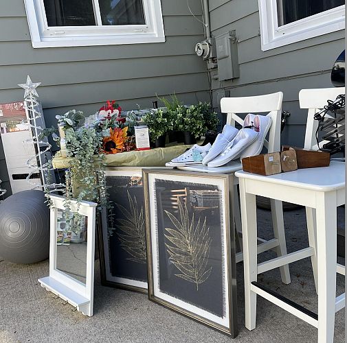🐾 FREE GARAGE SALE LOMBARD!🐾 cover